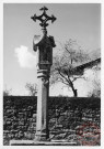 Bildstock de 1540 (restauré en 1995) situé à la sortie du hameau de Evange (commune de Breistroff-la-Grande), 9 rue Principale. Croix fleur de lys