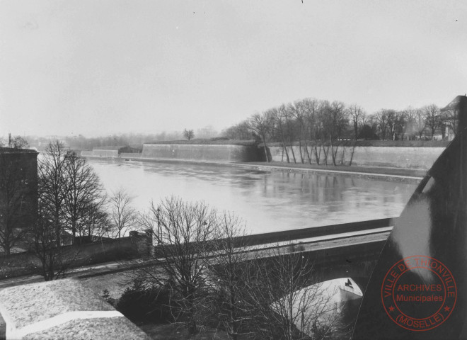 [Vue générale, le pont de la Moselle en premier plan et le bastion de Metz en arrière plan]