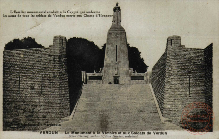 Verdun - Le Monument à la Victoire et aux Soldats de Verdun - L'escalier monumental conduit à la Crypte qui renferme les noms de tous les soldats de Verdun morts aux Champ d'Honneur.