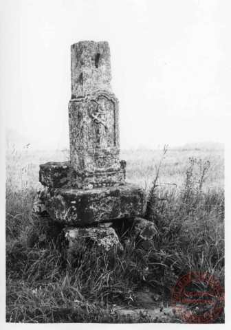 Reste d'un calvaire décapité daté vers 1700, sur le chemin rural menant au cimetière de Boust