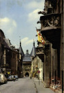 Nancy (Meurthe-et-Moselle) - La Grand-Rue: au premier plan, à droite, balcons et gargouilles de la façade du Palais ducal; au fond, la Porte de la Craffe.