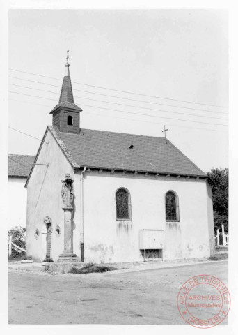 Calvaire (croix double) situé devant la chapelle Saint-Hippolyte, 1 rue Saint-Hippolyte à Haute-Rentgen (commune de Basse-Rentgen). Croix érigée vers 148X (la lecture du 4e chiffre étant illisible, date portée sur le fût) pour le capitaine Peter Blager à la mémoire de ses soldats tombés près de Rodemack. Deux statuettes ont disparu