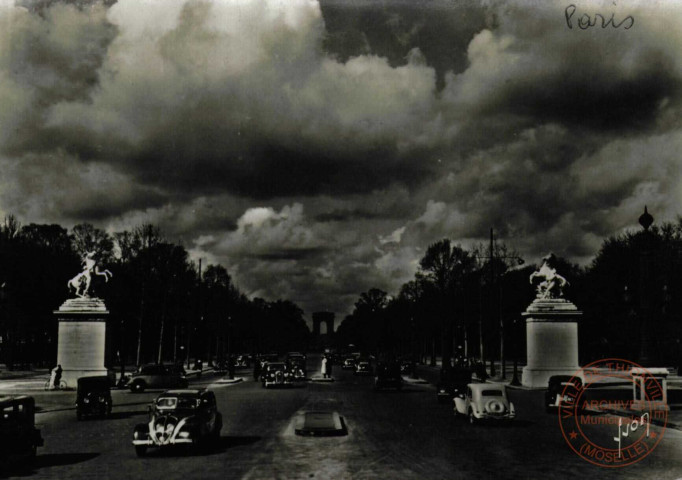 Avenue des Champs-Elysées et Arc de Triomphe de l'Etoile.
