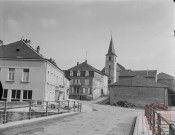 [Village d'Oudrenne, l'église au fond, le café de la Lorraine au milieu, la mairie et l'école à gauche]