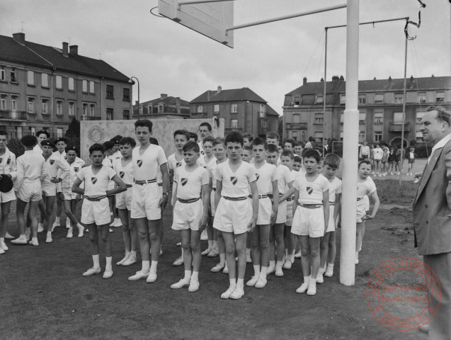 [Manifestation sportive au stade Jeanne d' Arc. Equipes, public, récompenses et officiels]