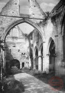 Jumièges (Seine-Inférieure) - Ruines de l'Abbaye - Nef de l'Eglise St-Pierre (Xe - XIVe s.) vue de l'Est