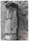 Calvaire 24 rue Saint-Jacques à Sentzich (commune de Cattenom). Stèle à 3 faces, à droite Saint Jacques, devant Saint Mathias et à gauche Saint-Nicolas.