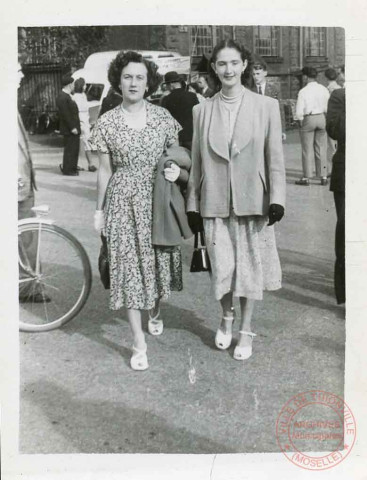 2 femmes marchant dans la rue