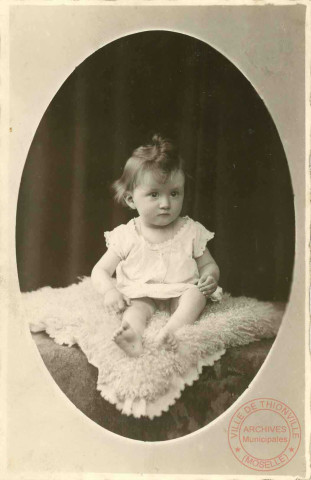 Portrait d'un enfant en studio