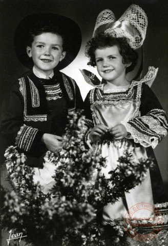 'La Bretagne' -'Au pays des ajoncs d'or'. Costumes de Pont-Aven (Finistére).