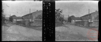 Veymerange le 21/07/1936 - L'entrée de Veymerange "haut". A droite l'actuel bâtiment de l'association "Les Grands Chênes"