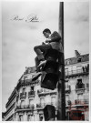 Mai 1968 - Paris, quartier latin - Un homme est assis sur un feu tricolore