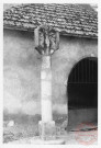 Bildstock situé place de la Fontaine à Rodemack. Calvaire du XVe, Christ en croix, Vierge et Saint-Jean. A droite le lavoir